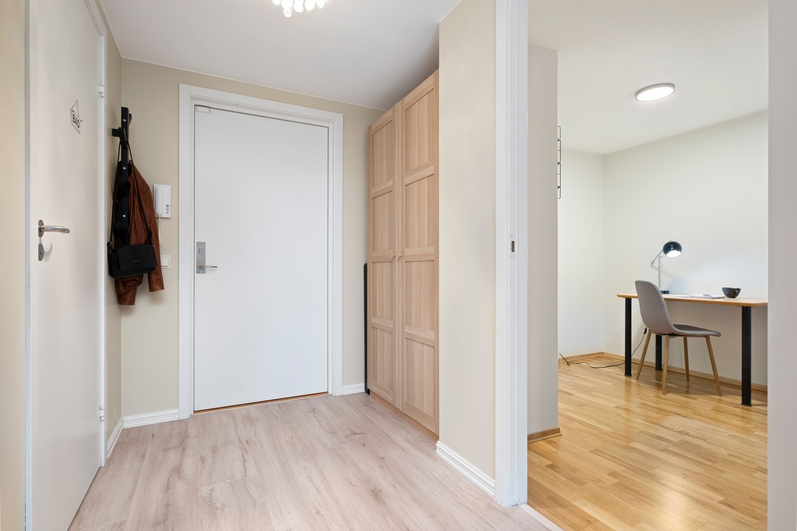 Stor gang med god plass til garderobeskap og oppheng til diverse yttertøy. Galleribilde