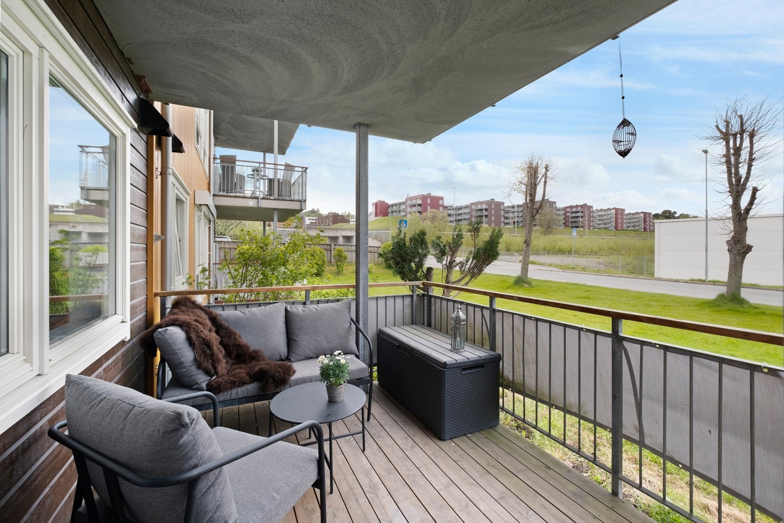 Fra stuen er det direkte utgang til egen vestvendt balkong på 8,5 m² med fantastiske solforhold, som enkelt fungerer som en forlengelse av oppholdsrommet på sommerstid. Galleribilde