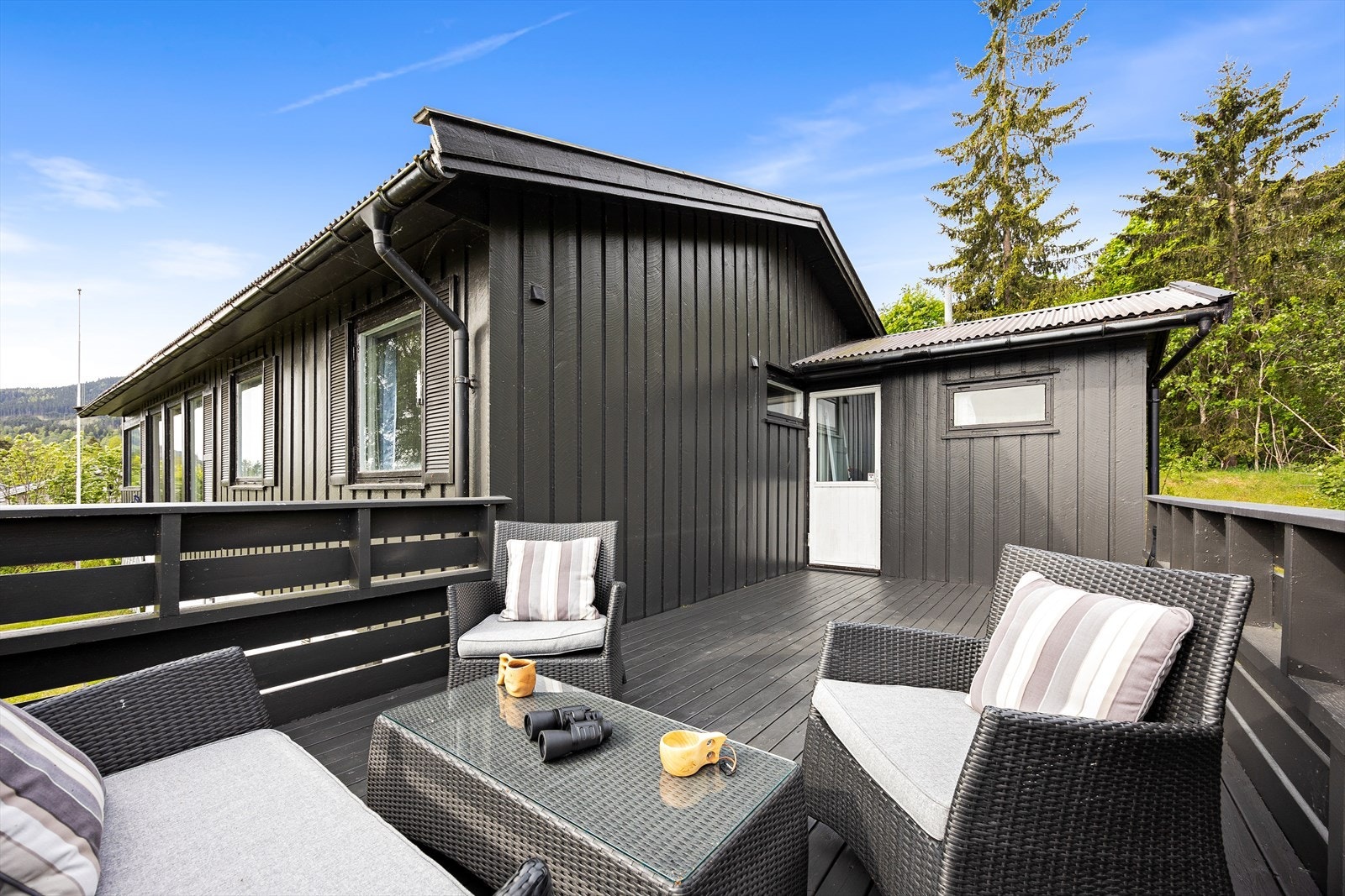 Terrasse med sittegruppe, perfekt for utendørs avslapning. Galleribilde