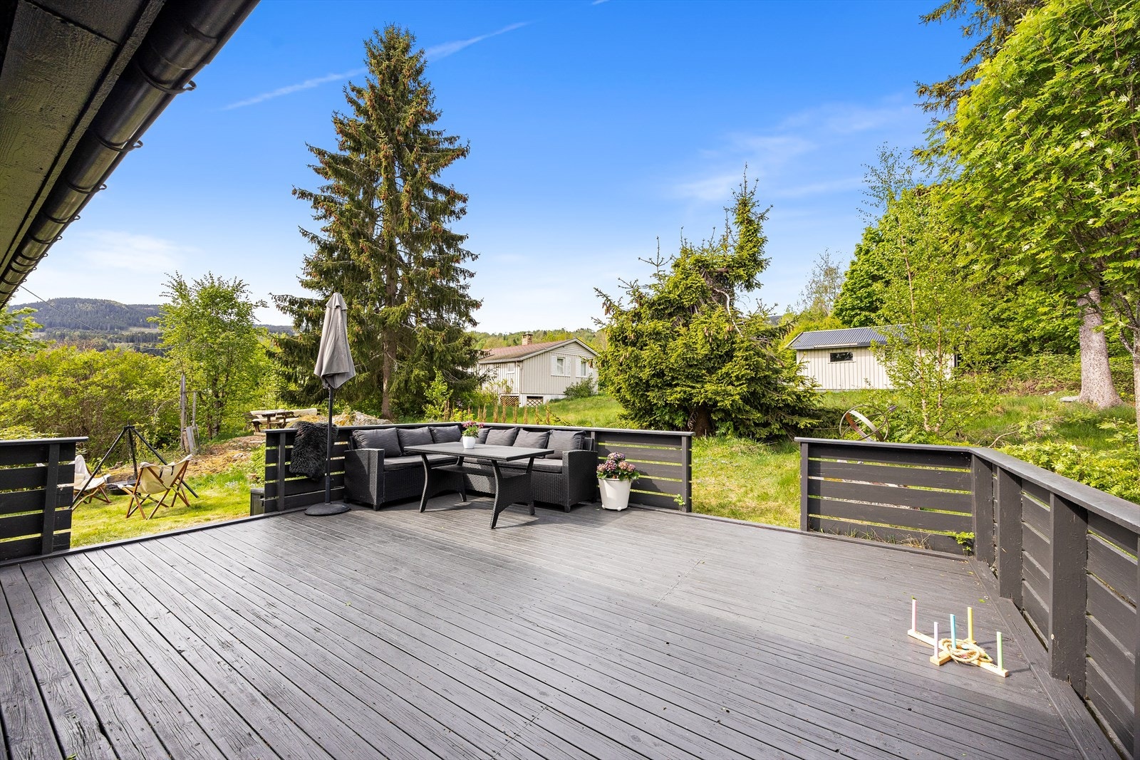 Romslig terrasse med plass til utemøbler og grilling. Galleribilde