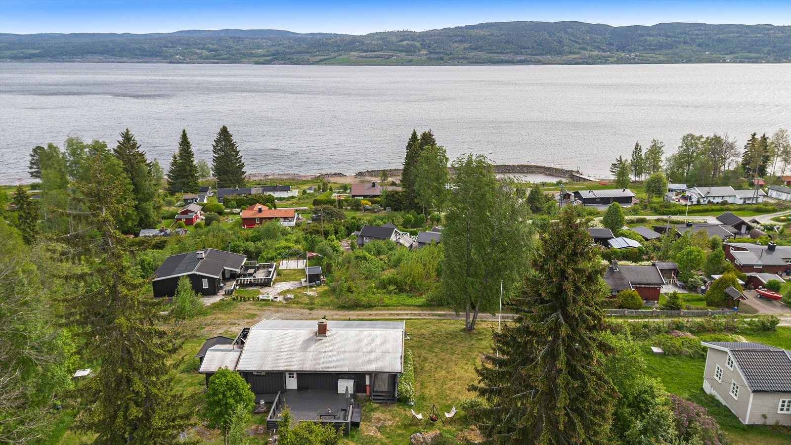 Nærhet til Mjøsa med muligheter for båtliv og fiske. Galleribilde