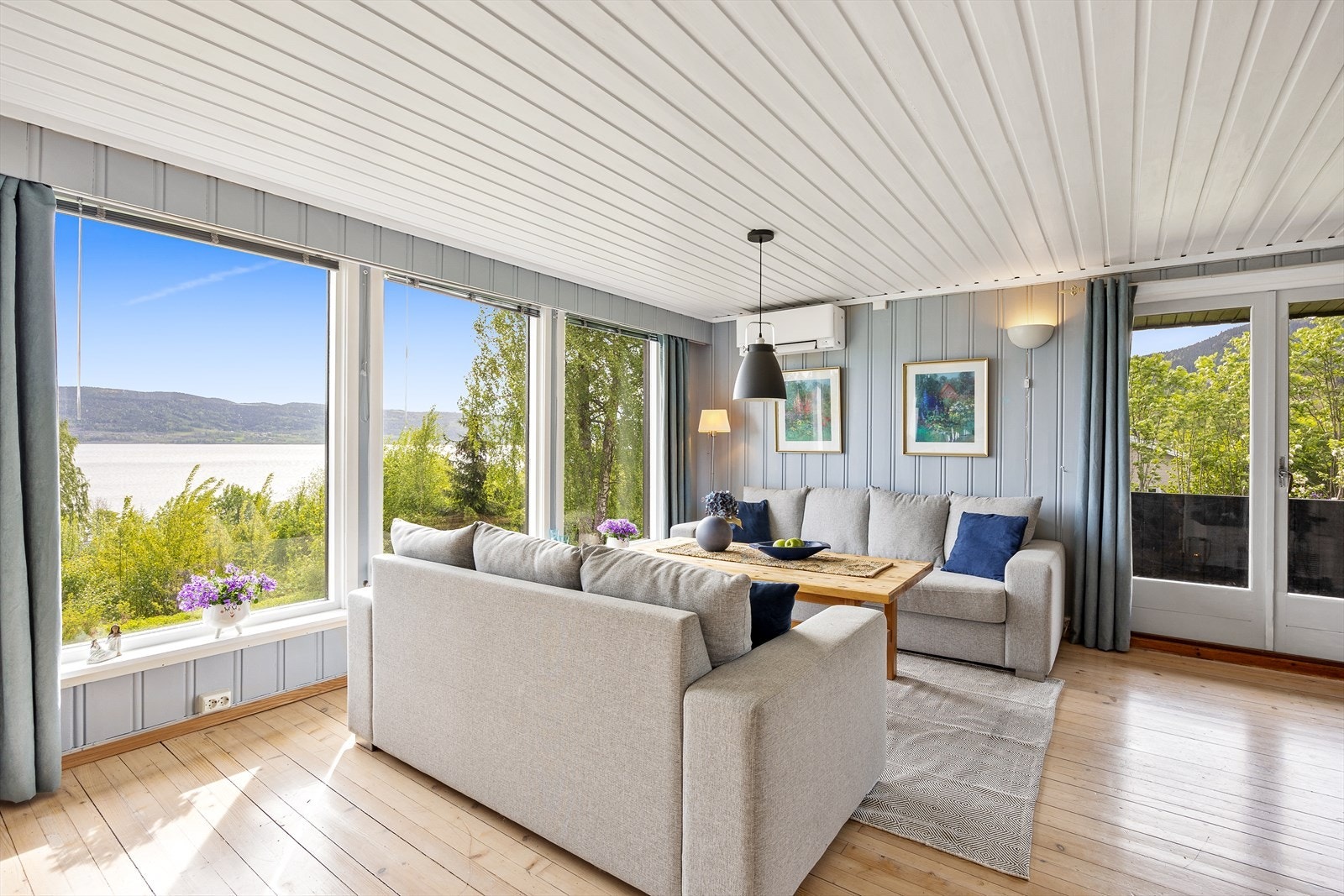 Fra stuen er det utgang til terrasse og det er tilgang til peisovn. Galleribilde