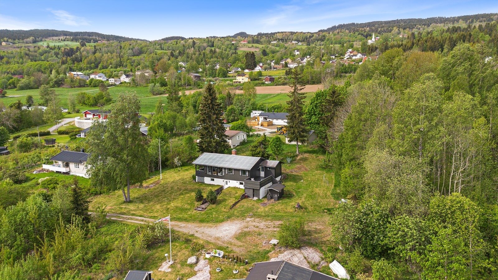 Landlig beliggenhet i Feiring med spredt bebyggelse og landbrukseiendommer. Galleribilde