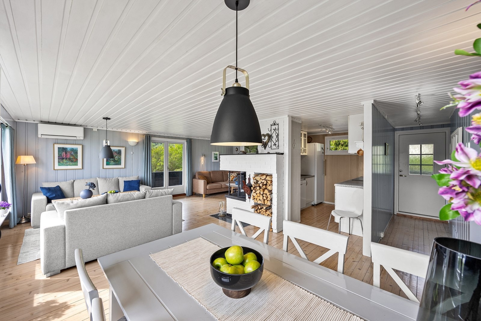 Spisebord og stue. Galleribilde