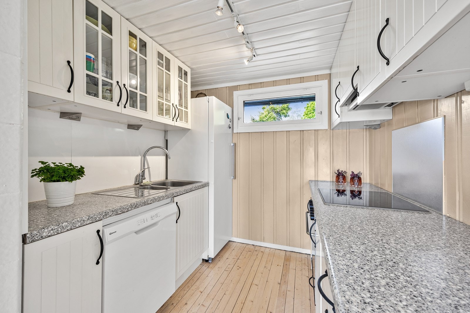 Kjøkken i åpen løsning med stue. Galleribilde