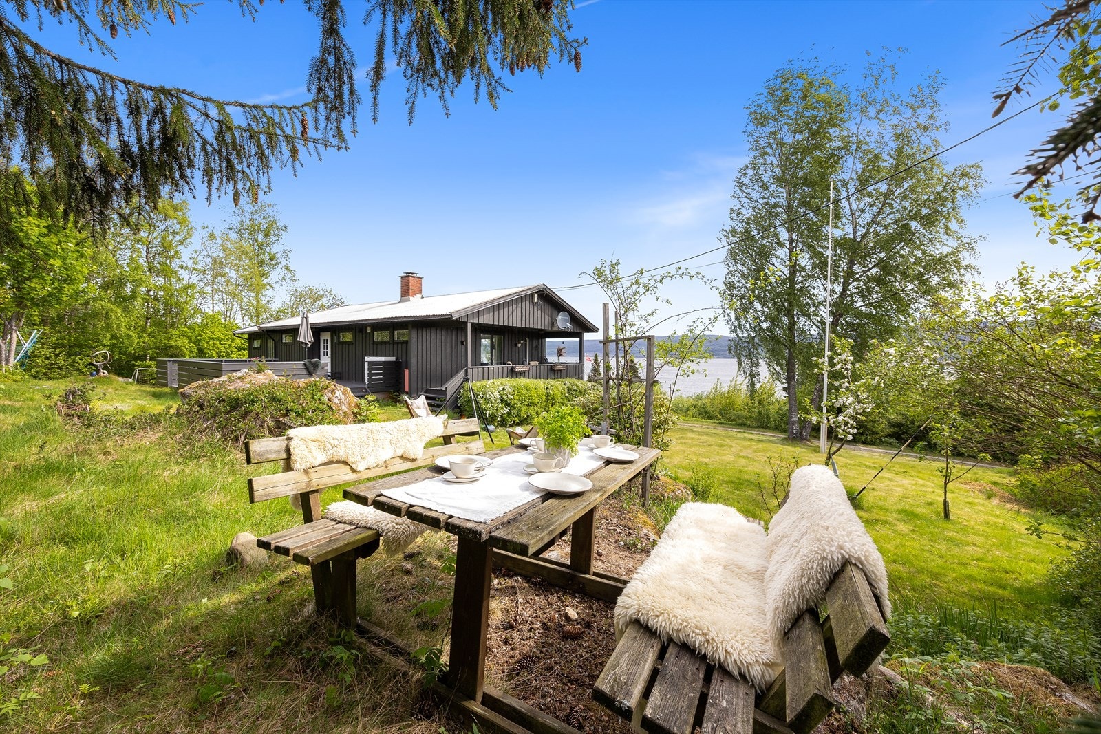 Koselig sittebenk og plass til piknik. Galleribilde