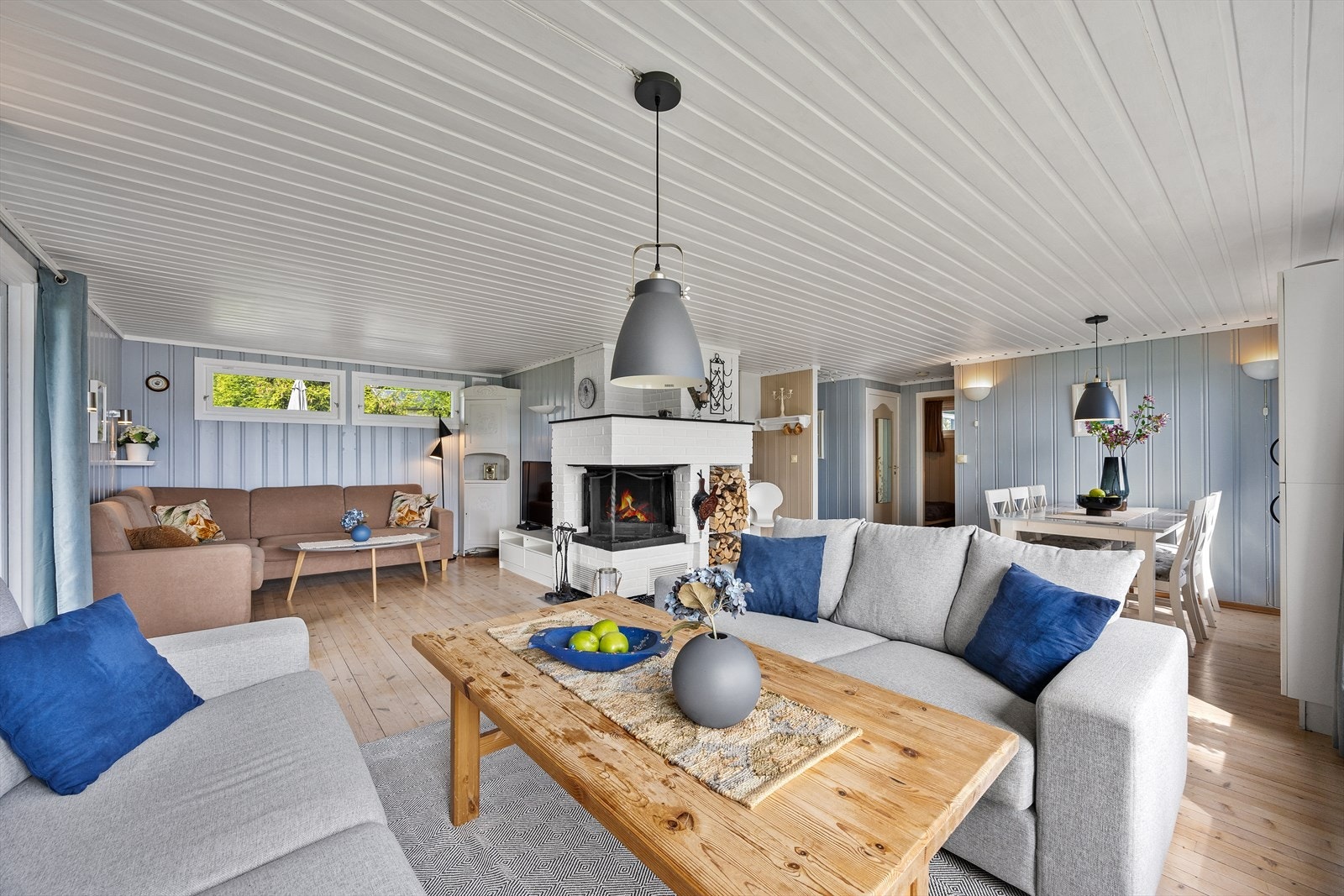 Rommet har mange muligheter for møblering og her er det plass til både spisestue, TV-møblement og finstue. Galleribilde