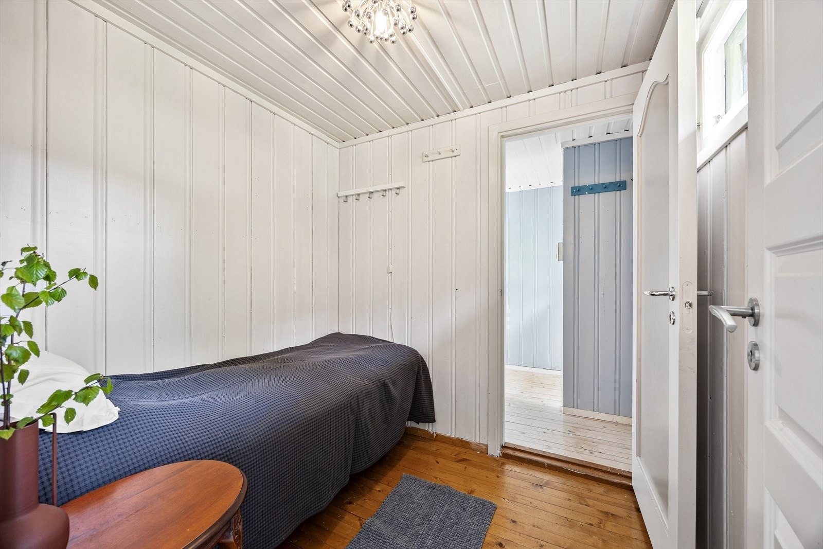 Soverom II fungerer også som en mellomgang med plass til enkeltseng. Galleribilde