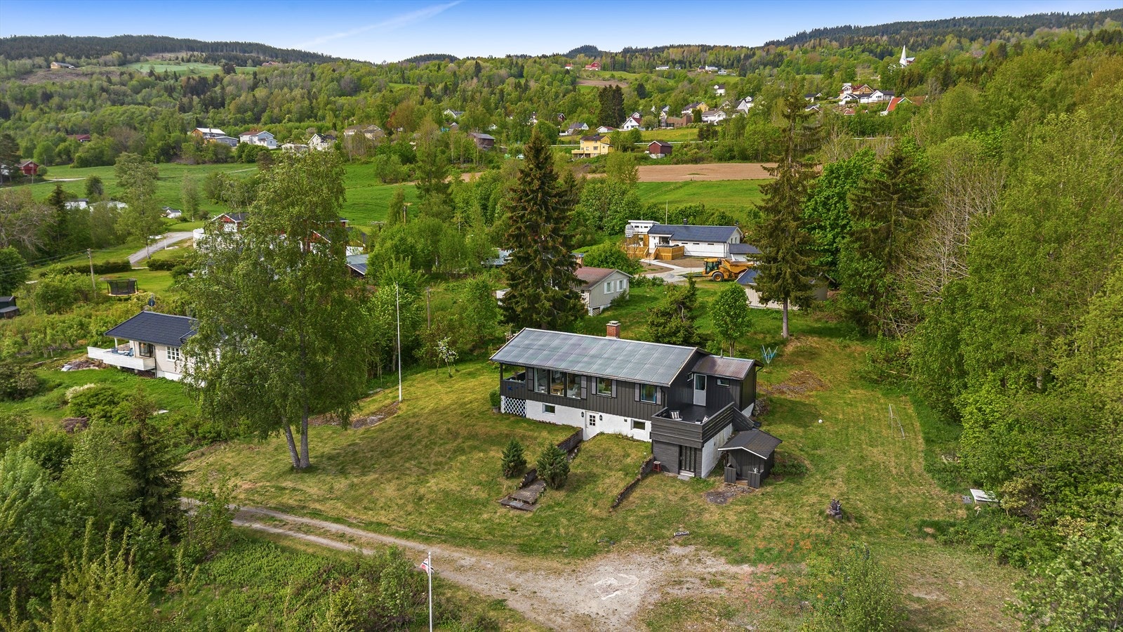 Naturskjønne Feiring, omgitt av skog og landbrukseiendommer. Galleribilde