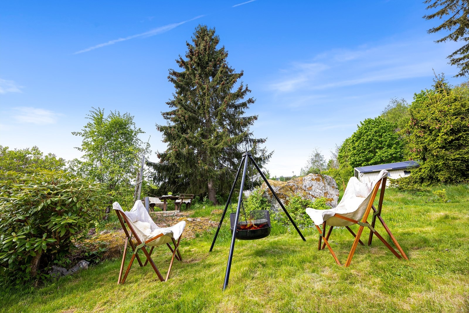 Idyllisk tomt med sitteplasser og mulighet for grilling. Galleribilde