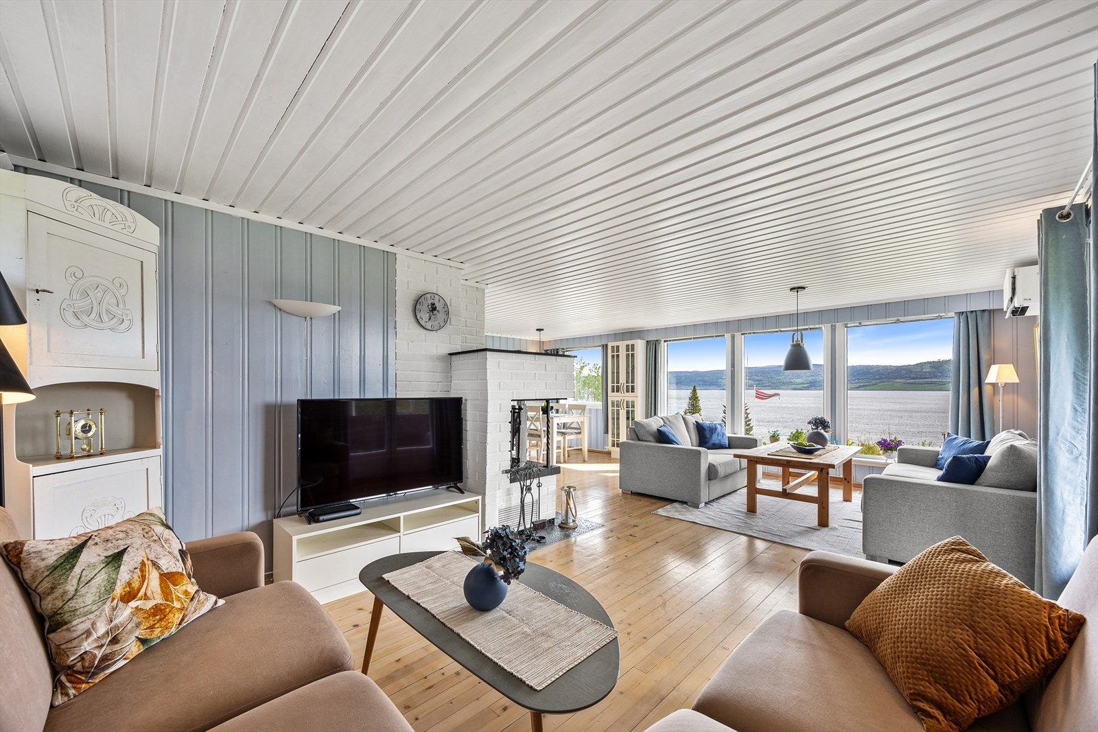 Varmepumpe installert, panelte overflater og tregulv. Galleribilde