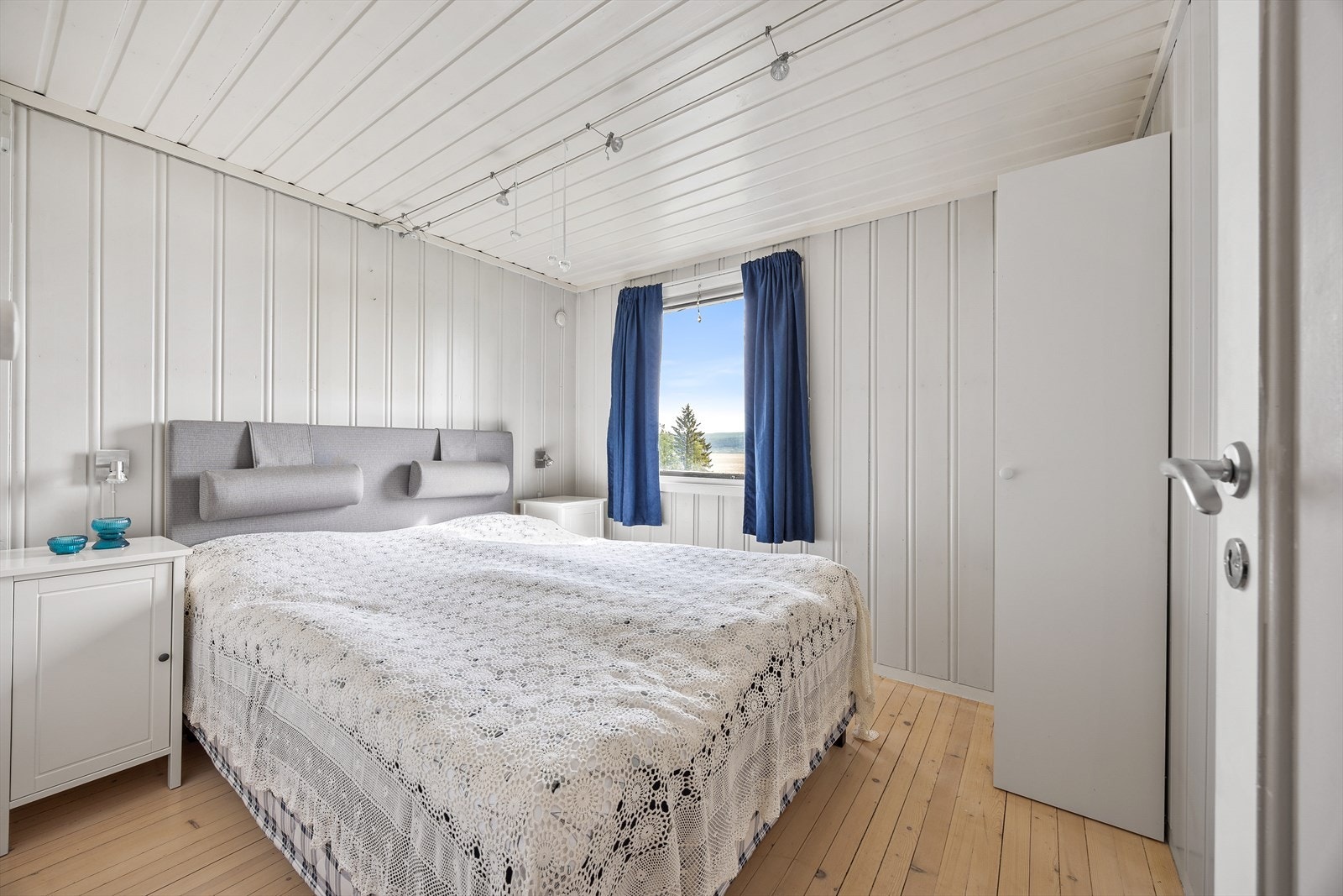 Tre soverom hvor alle har panelte overflater og tregulv. Galleribilde