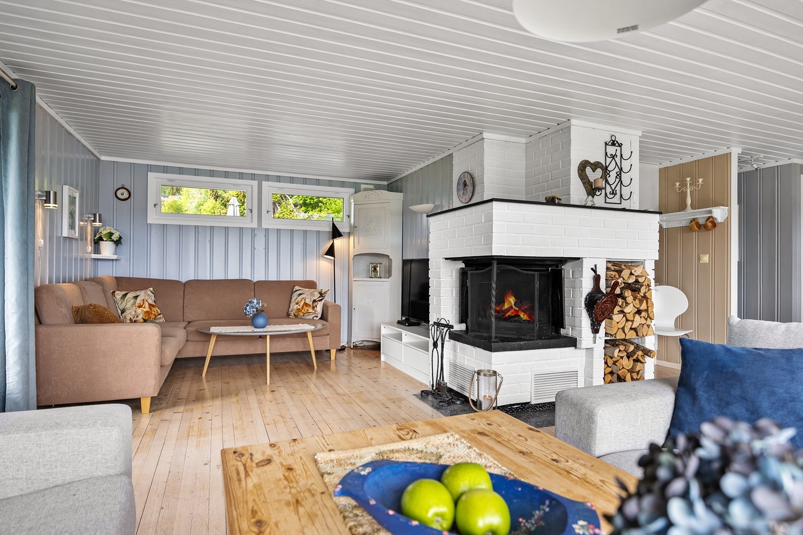 Peisovnen fungerer som et blikkfang og gir godt med varme til hele hytta. Galleribilde