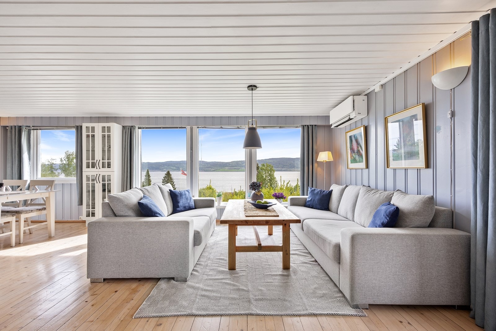 Svært innbydende stue med nydelig utsikt via stuevinduene. Galleribilde