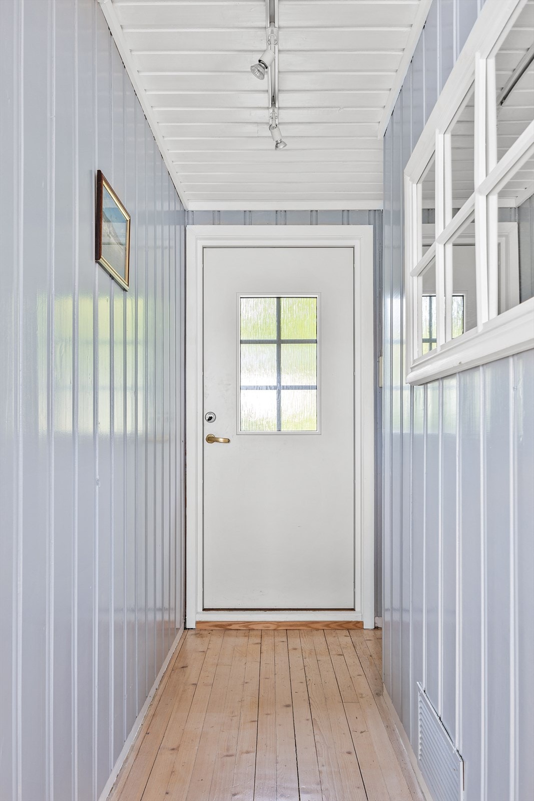 Hyggelig entré med mulighet for oppheng av yttertøy og plassering av sko. Galleribilde