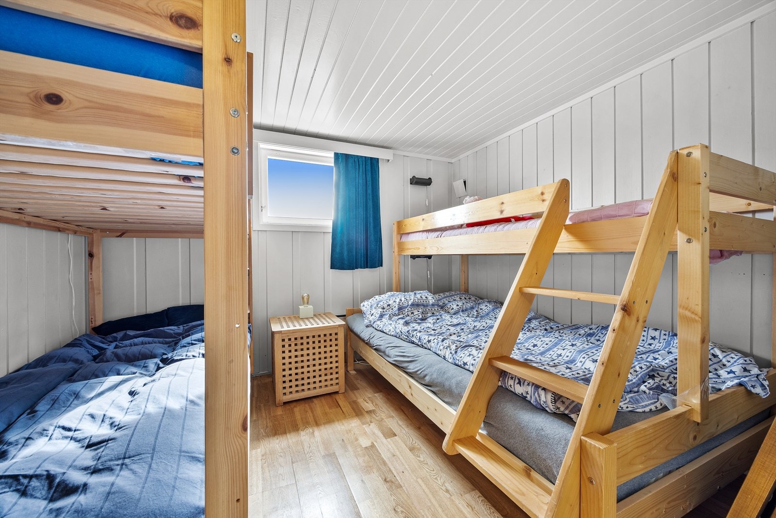 Begge rommene er innredet som soverom med senger og oppbevaringsmøblement. Galleribilde