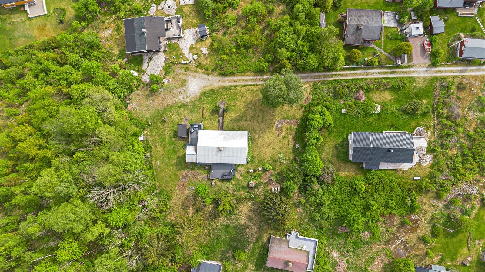 Romslig tomt med muligheter for hage eller uteplass. Galleribilde