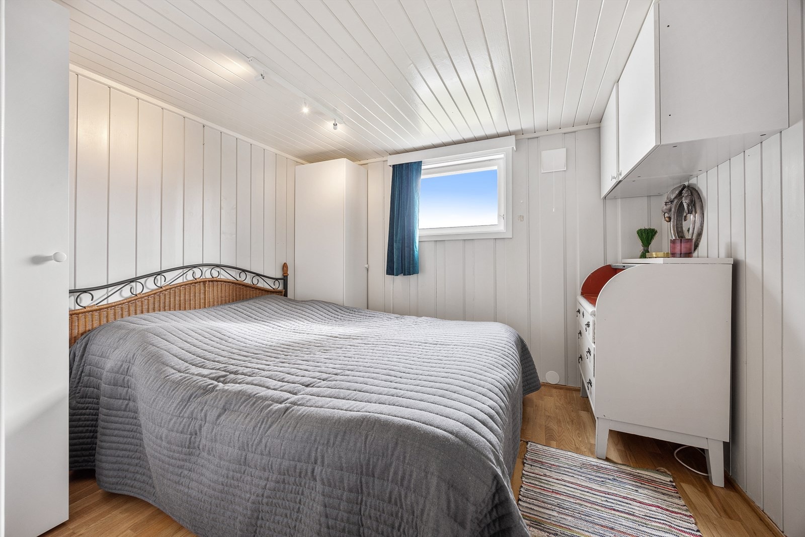 Det er to innredede rom i underetasje som ikke er godkjent som rom for varig opphold. Galleribilde