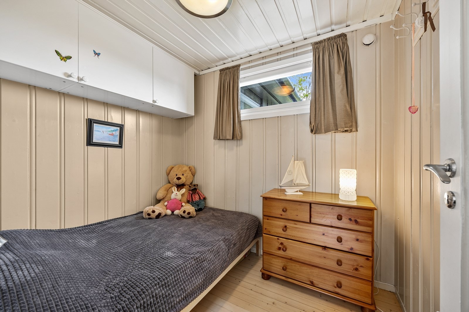 Det tredje soverommet har seng og kommode. Galleribilde