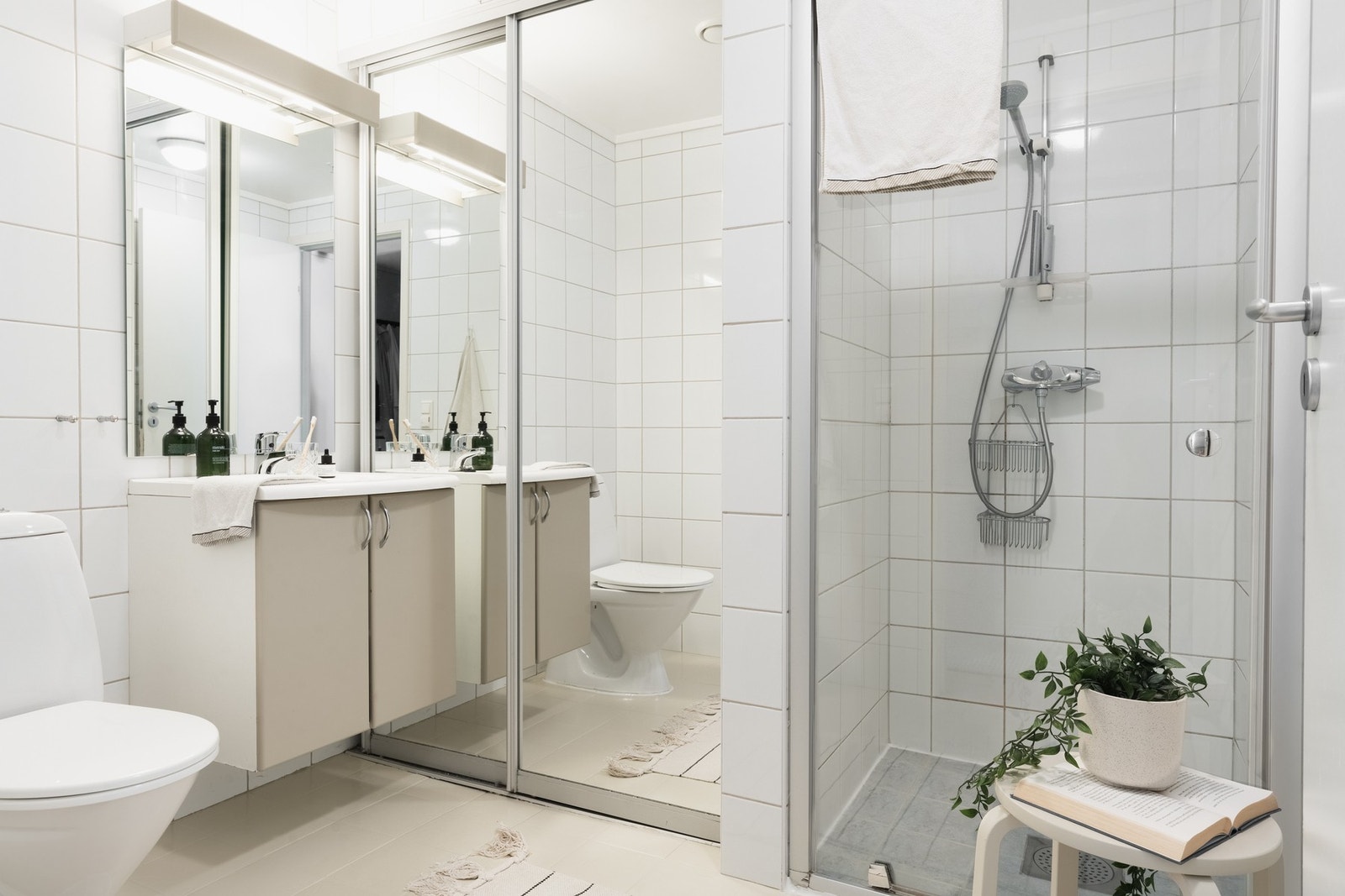 Det helflisede badet fremstår moderne og funksjonelt. Galleribilde