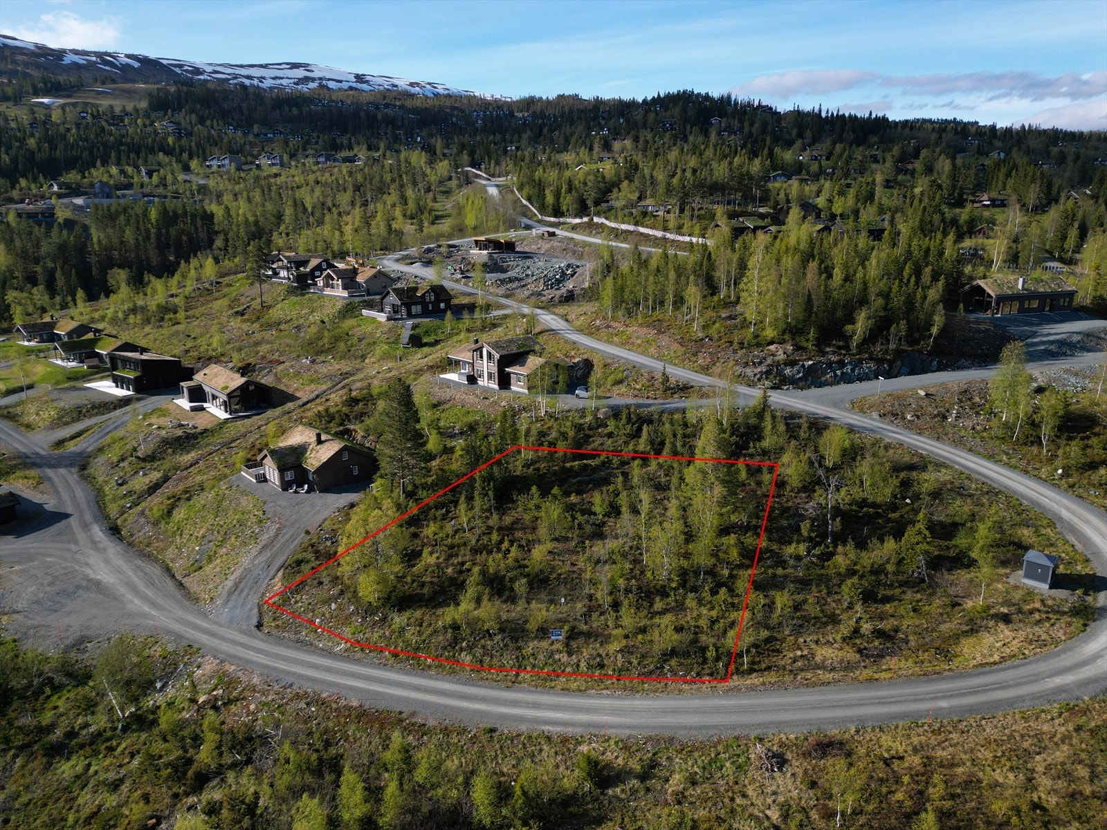 Det gjøres oppmerksom på at skissering av tomten er omtrentlig, og avvik kan forekomme. Målebrev og oversiktskart med tomtegrenser ligger vedlagt i salgsoppgaven. Galleribilde