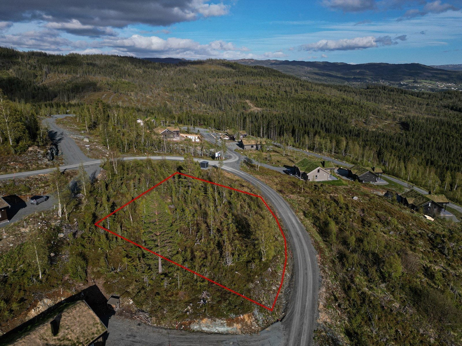 Det er lagt vann, strøm og vei frem til tomten og den er regulert til fritidsbolig. Galleribilde