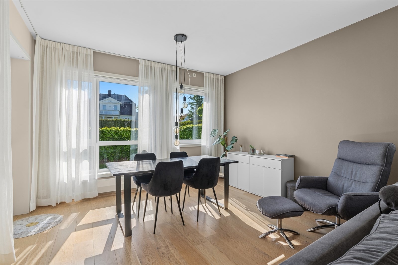 Spisegruppen tar plass i egen sone og innbyr til sosiale og hyggelige måltider. Galleribilde