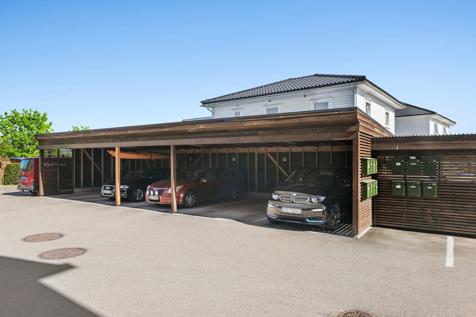 Leiligheten har parkering i carport. Det er også parkeringsplasser på oppstillingsplass. Galleribilde