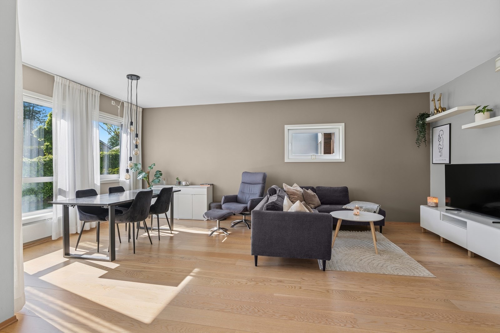 Lys og innbydende stue med behagelige fargevalg. Galleribilde