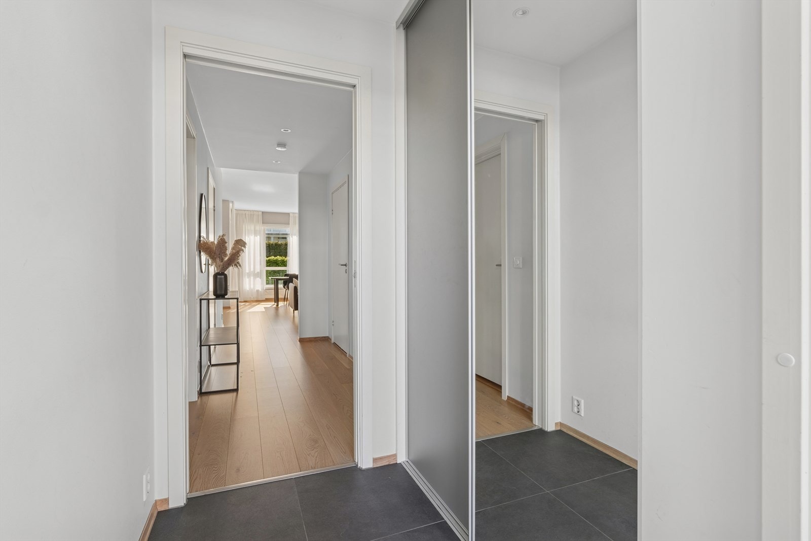 Velkommen inn! Lys og hyggelig entré med praktisk innebygget skyvedørsgarderobe. Galleribilde