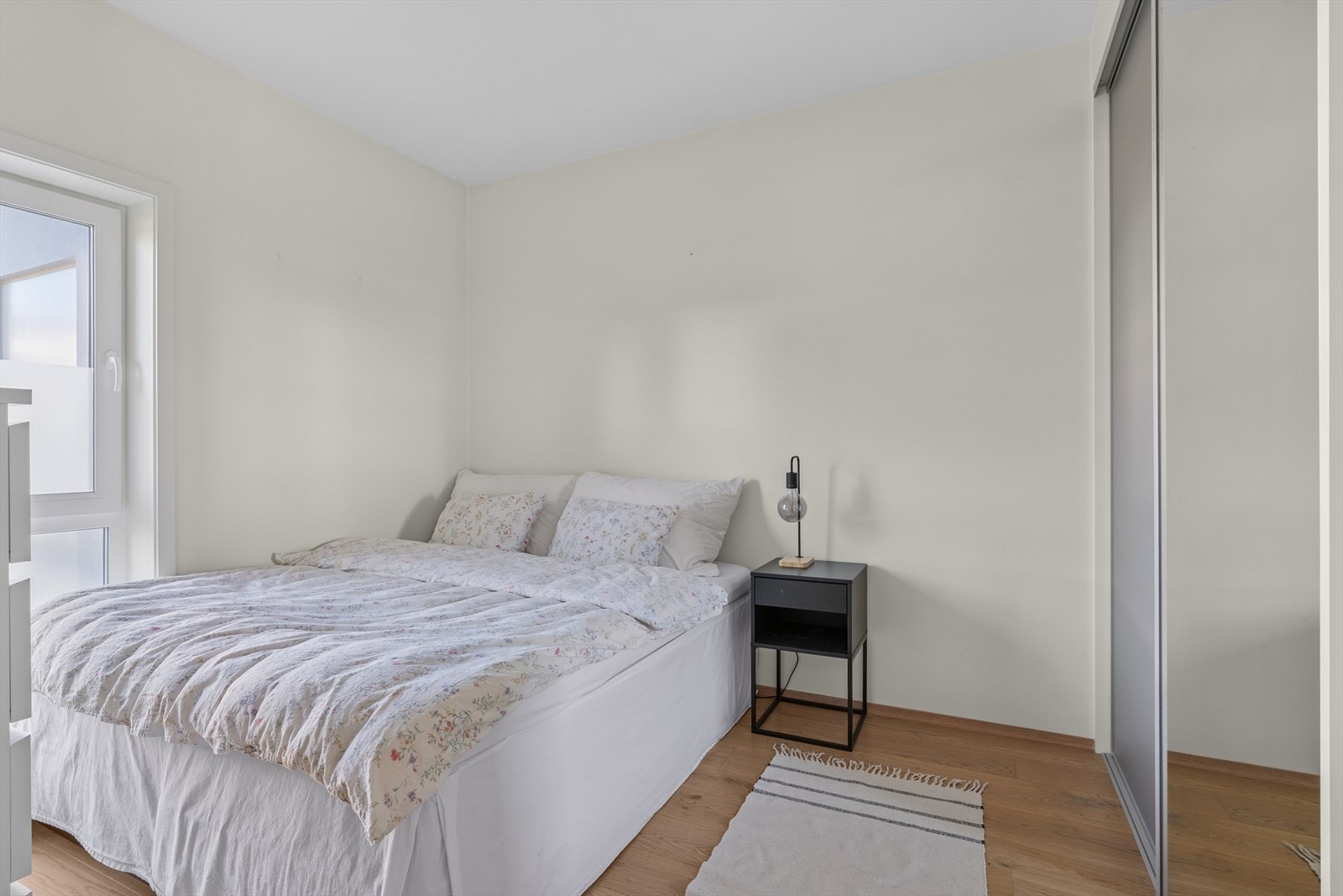 Her er det etablert en god innebygget skyvedørsgarderobe. Galleribilde