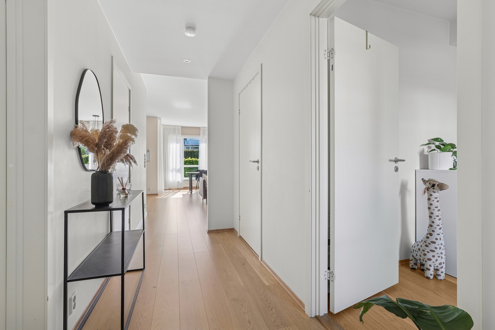 Gangen fører oss videre inn mot stuen. Galleribilde