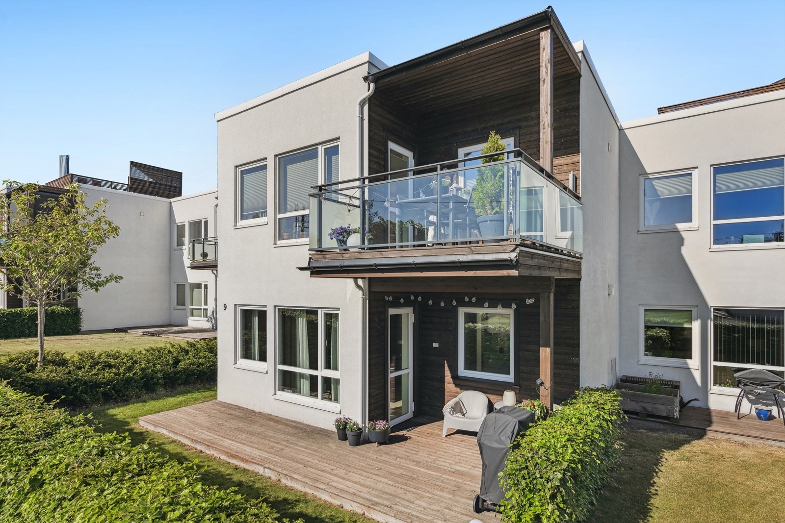 Fra stuen er det videre utgang til en flott og delvis overbygget markterrasse. Galleribilde