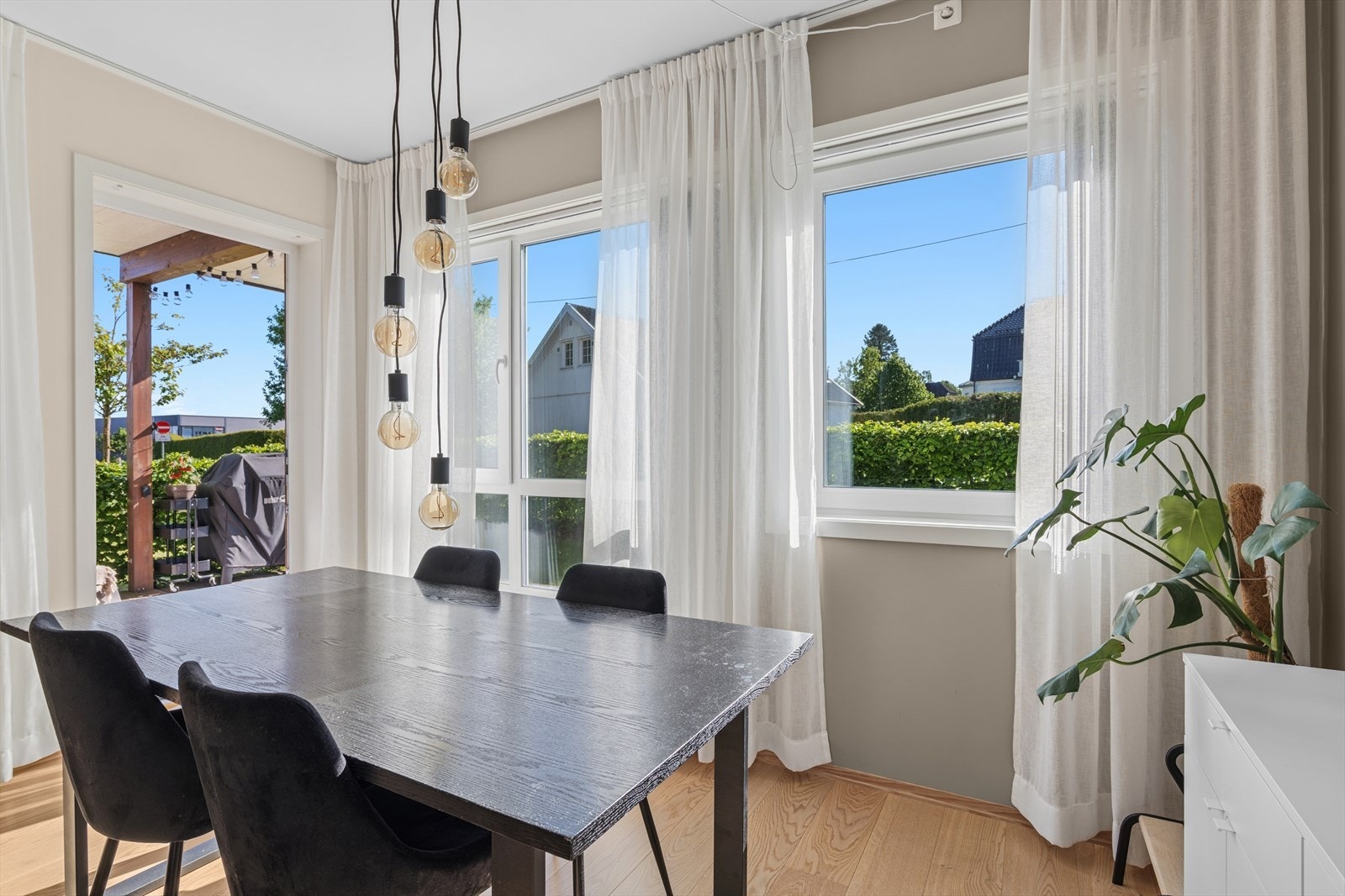 Gode vindusflater sørger for at rommet får godt med naturlig lys. Galleribilde