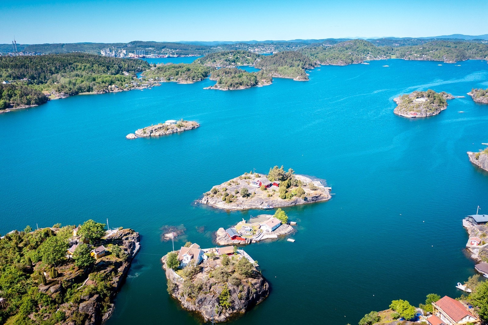 Brevik og Stathelle med matbutikker og shoppingsenter er kun en kort båttur unna. Det er heller ikke langt med bilen til Telemarksporten og Meny. Galleribilde