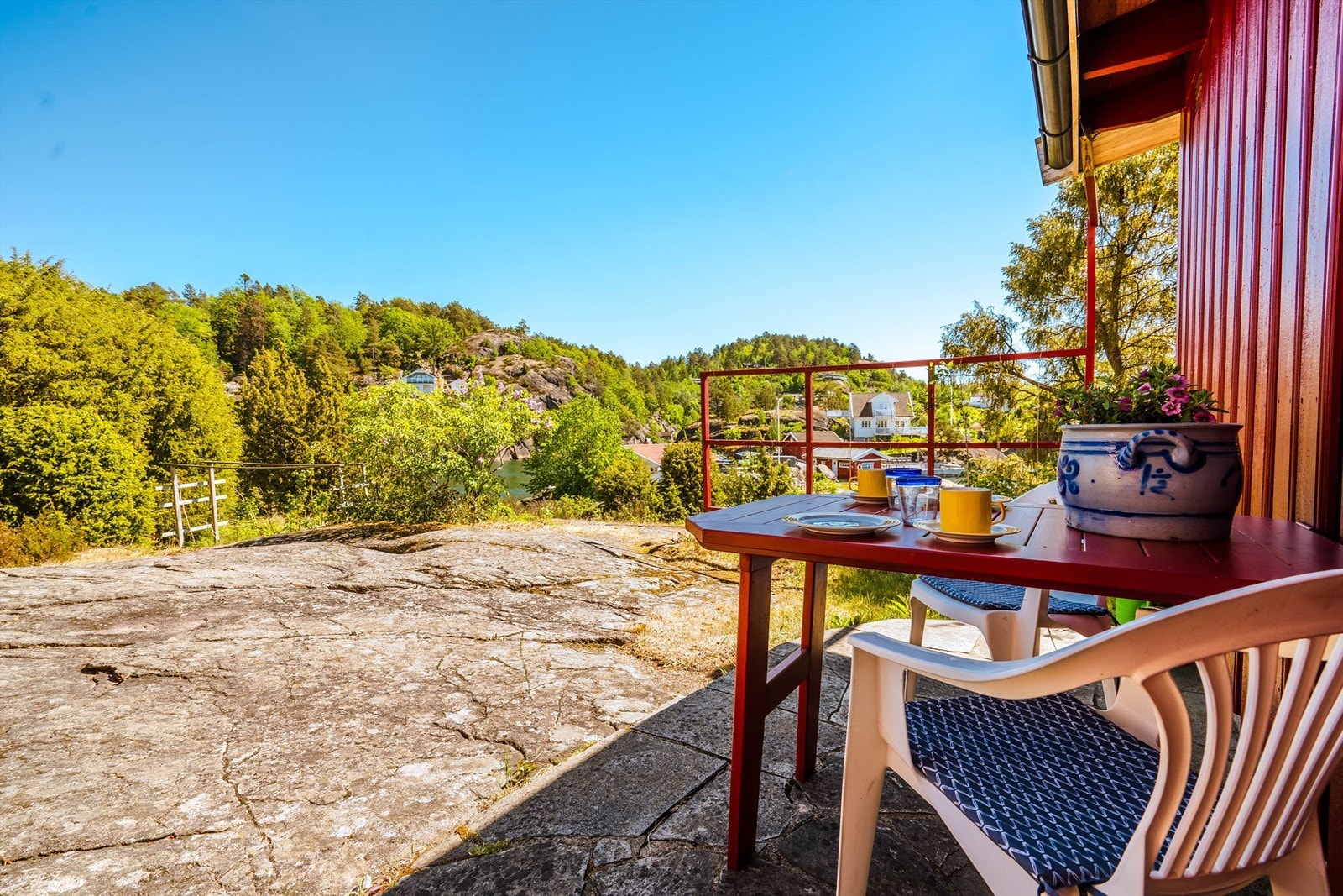 FERIEDRØM: Frokostbordet er dekket. På denne lille skiferlagte uteplassen har du morgensol. Galleribilde