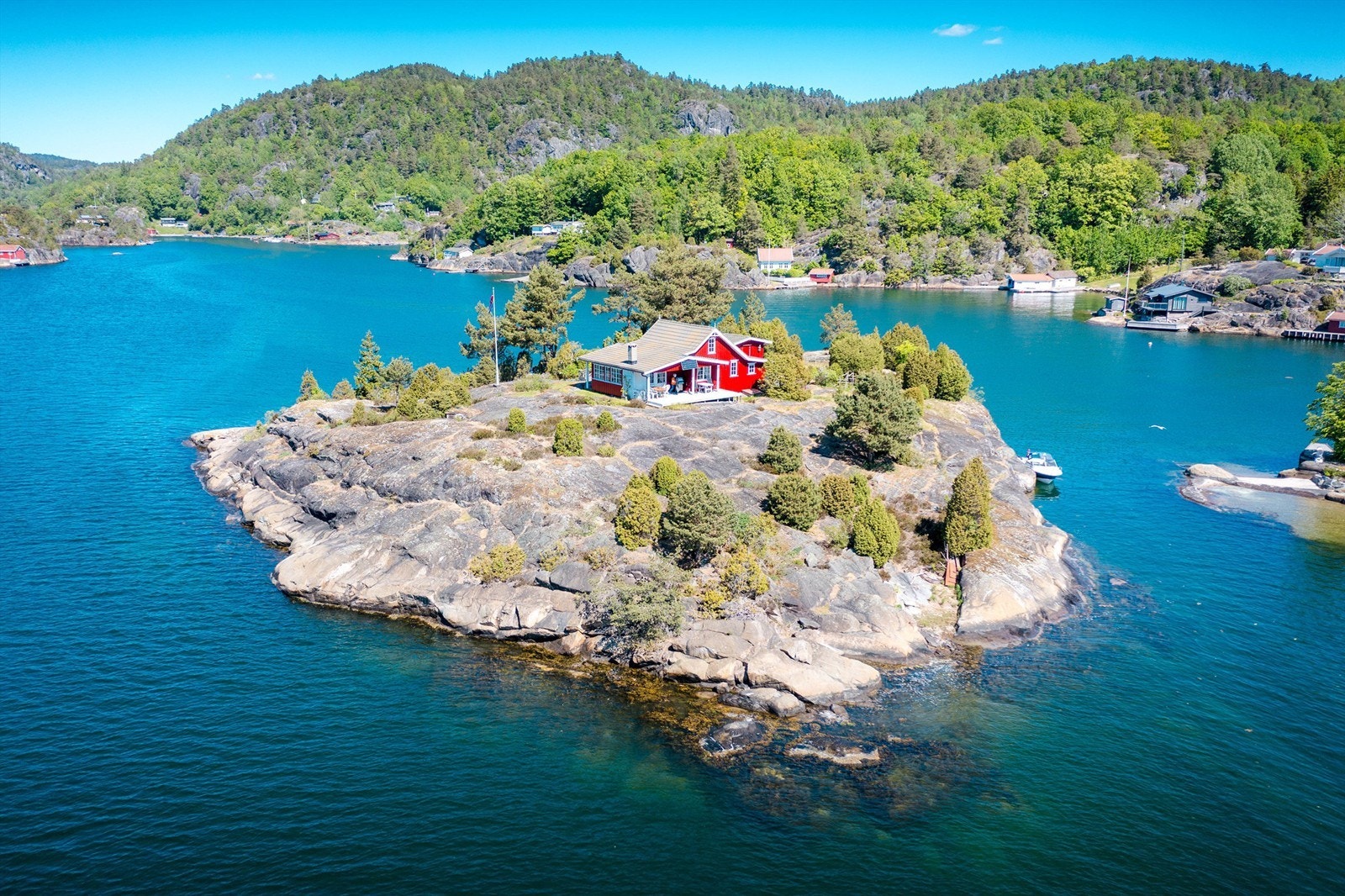 Hytta ligger vakkert til med utsikt til sjøen på alle kanter. Galleribilde