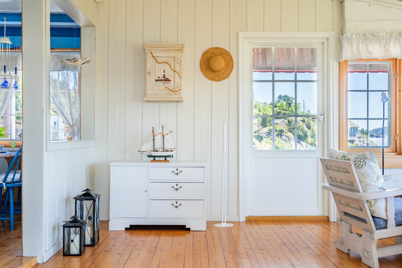 ÅPEN STUE: Ved siden av kjøkkenet ligger den åpne stua, som er kombinert stue og spisestue. Lyst innredet også her. Galleribilde