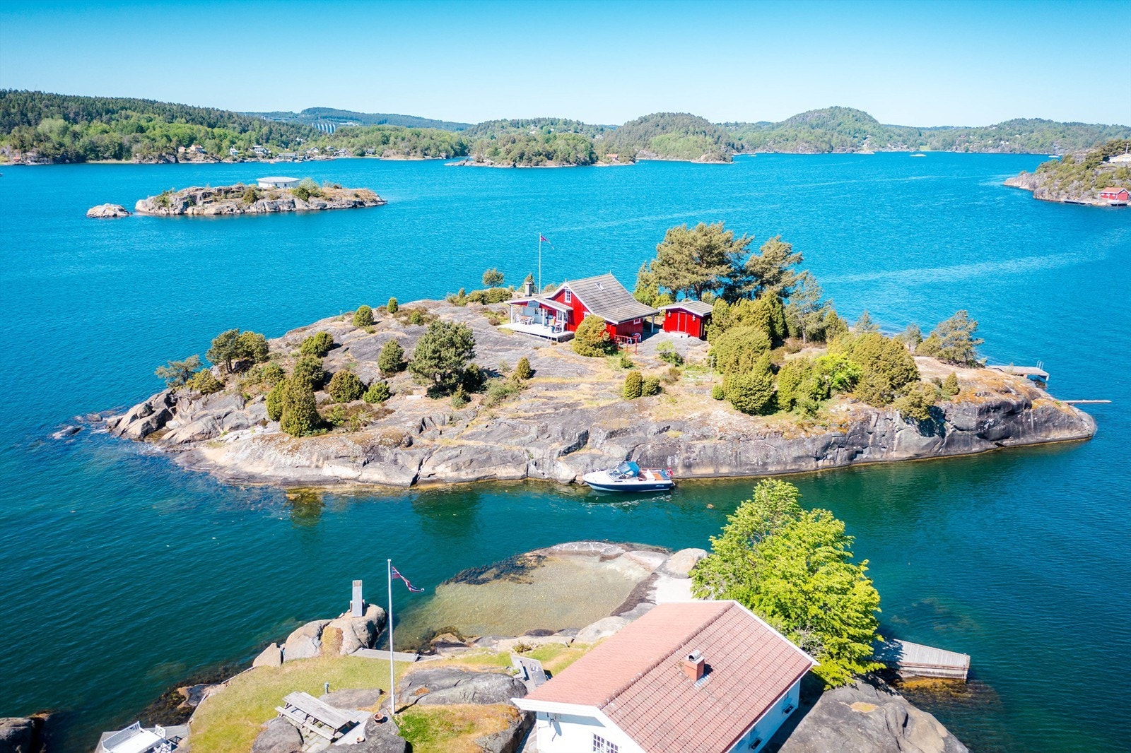 Det er gode dybder og loddrett fjell langs fjellet på sydsiden. Fint til å fortøye større båter ved eller hoppe i sjøen fra. Galleribilde