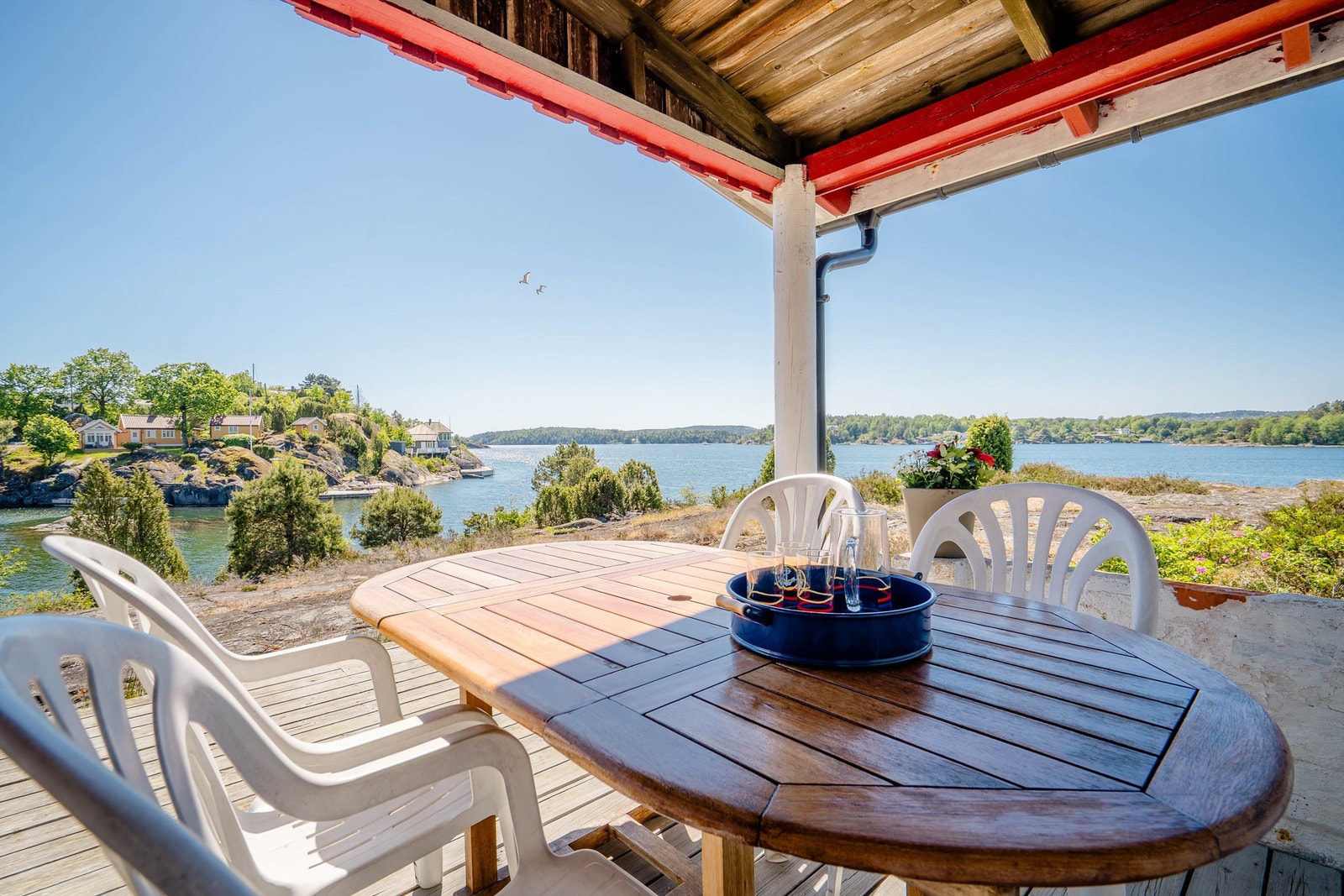 FLOTT UTSIKT: Terrassen med utsikt over fjorden er en fryd for øyet. Den sydvendte terrassen er delvis overbygget. Galleribilde