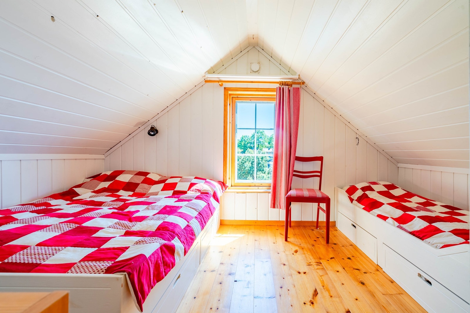 Soverommene i 2. etasje utnytter plassen med sengene inntil kneveggen. Galleribilde