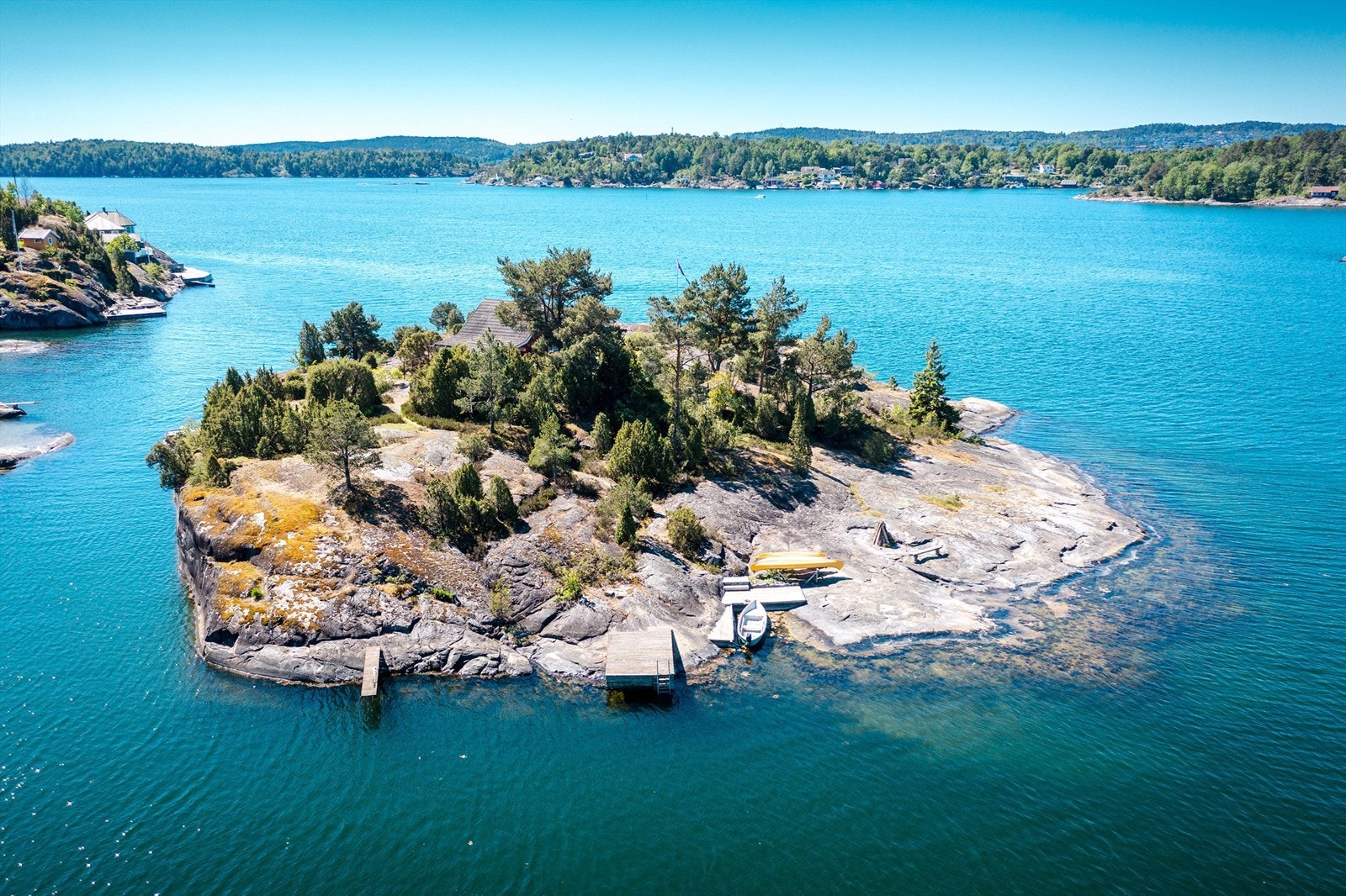 Bryggene ligger skjermet på innsiden mot fastlandet, og det er fine svaberg på nordsiden av øya. Galleribilde