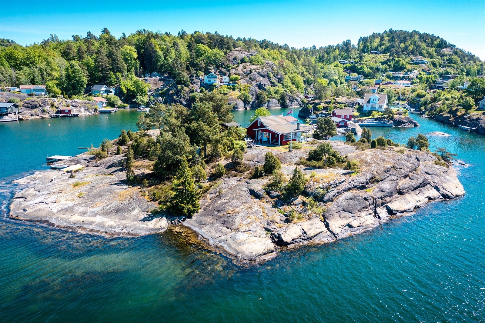 Hytta ligger nydelig til i den vakre skjærgården, ytterst i Ormerfjorden, på en egen øy ikke langt fra fastland. Galleribilde