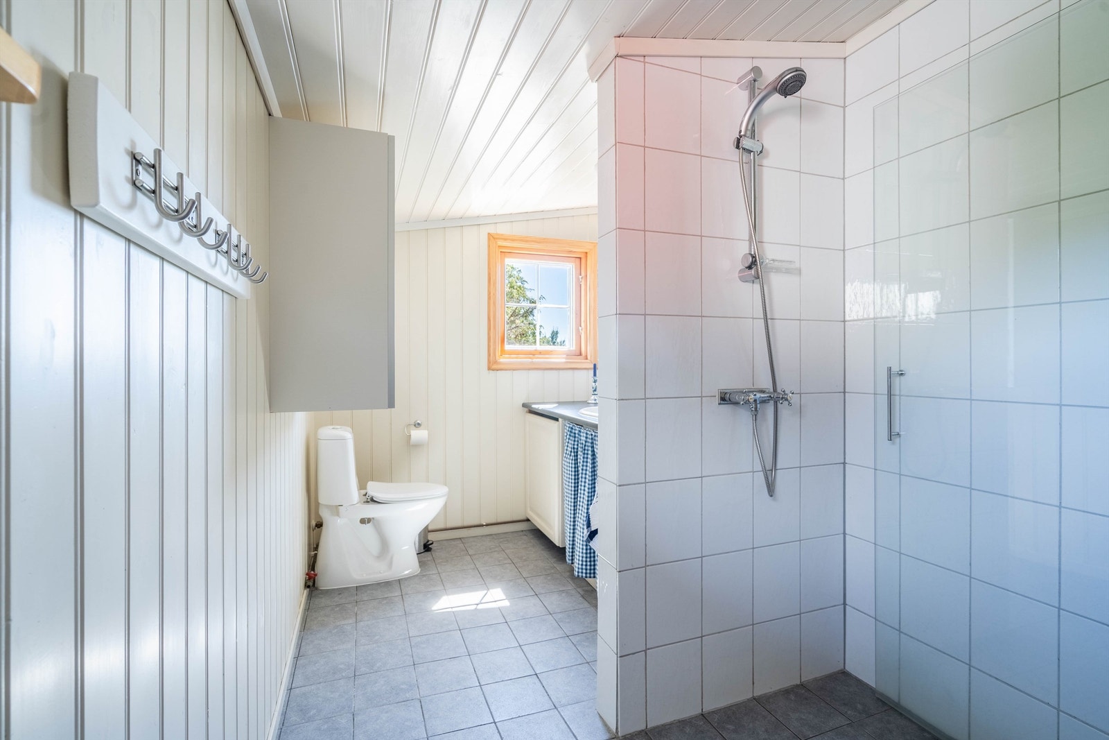 Bad med wc, dusj og servant. Hytta ble koblet til kommunalt vann og avløp i 2008. Galleribilde