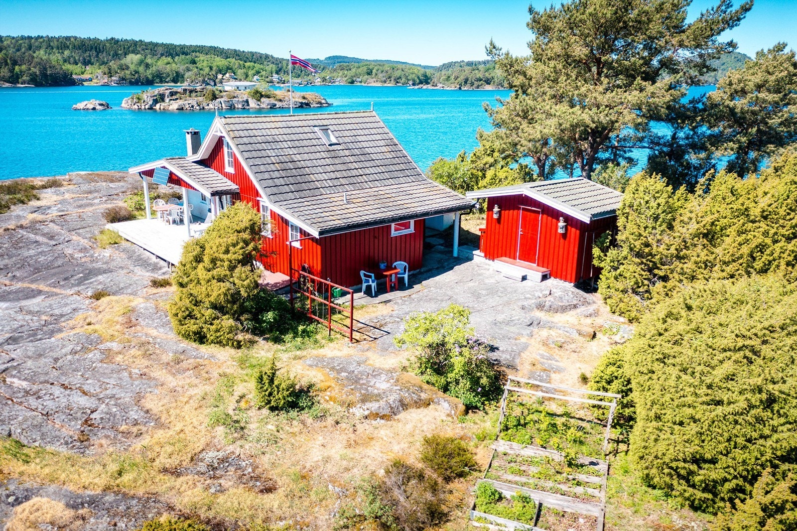 GRØNNSAKSHAGE: Nedenfor hytta står det plantekasser hvor det vil være mulig å dyrke diverse grønnsaker. Galleribilde