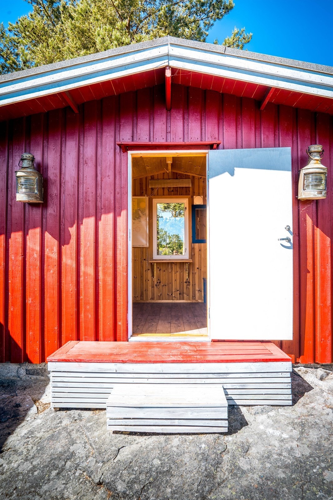 Uthus med plass til gjester eller sofaputene. Galleribilde