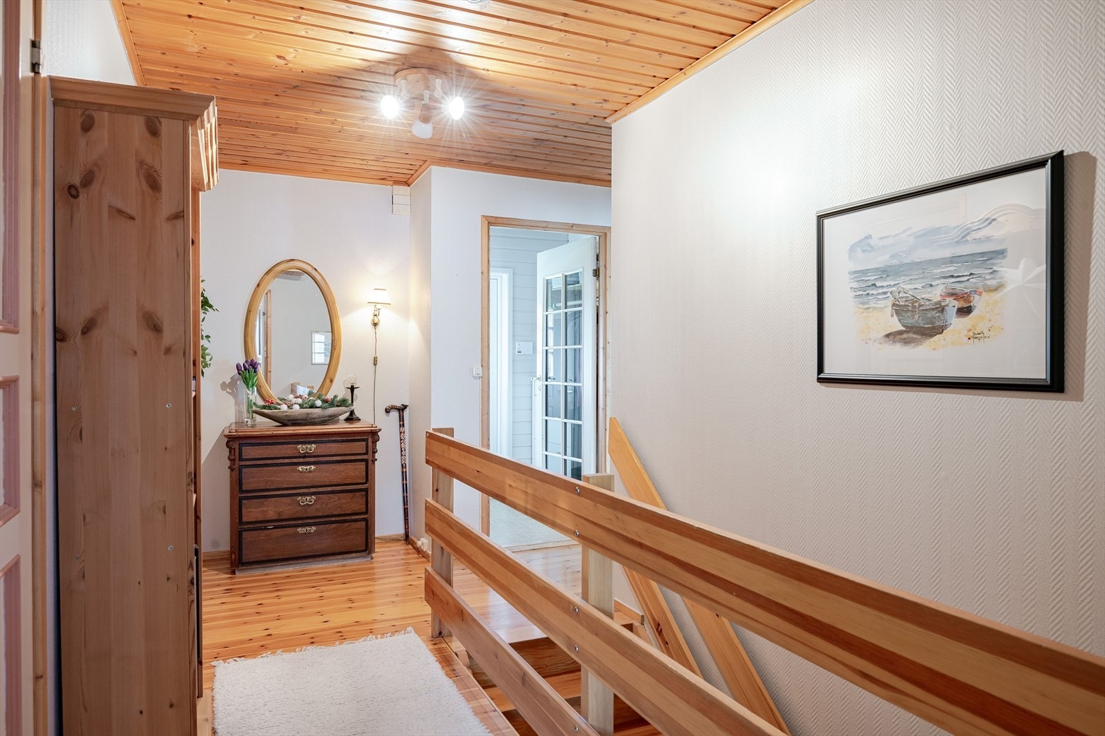 Gang/trapperom med plass til kommoder eller garderobeskap. Galleribilde