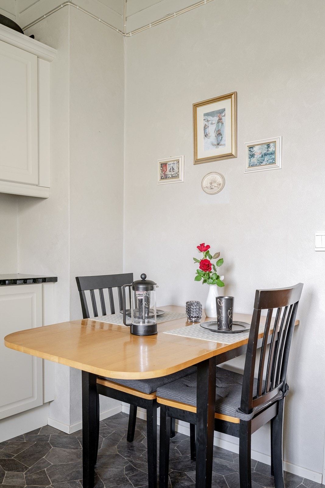 På kjøkkenet er det plass til et koselig frokostbord som gjør at også kjøkkenet blir et naturlig oppholdsrom. Galleribilde