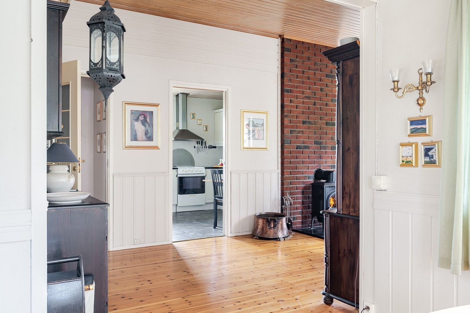 Stue og spisestue har lakkerte heltre furugulv. Det er lysmalte overflater med brystningspanel og tapet. Galleribilde