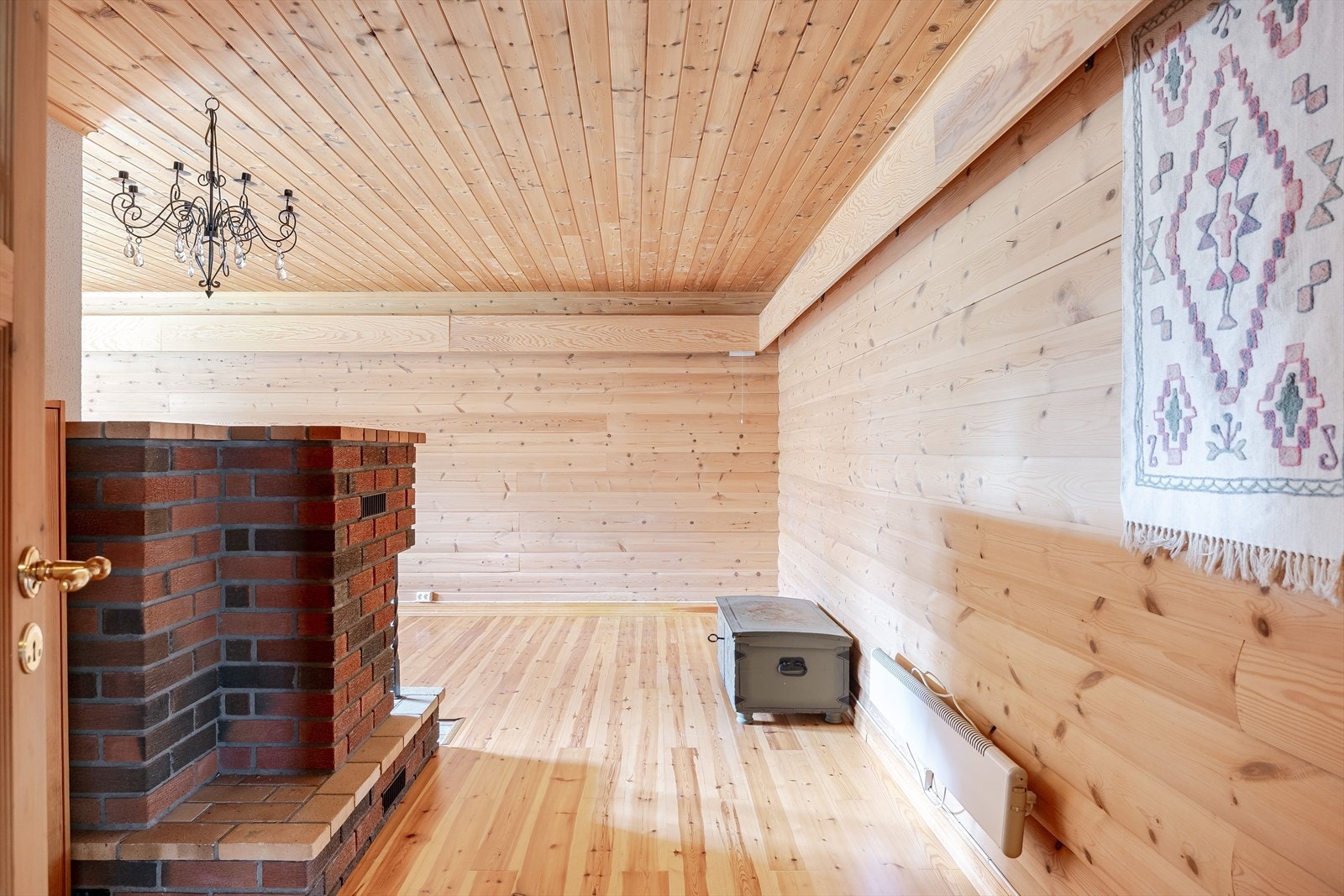 I kjelleren er det innredet med en stor kjellerstue, soverom, vaskerom og boder. Det gjøres oppmerksom på at stuen og soverommet ikke er godkjente som rom for varig opphold. Galleribilde